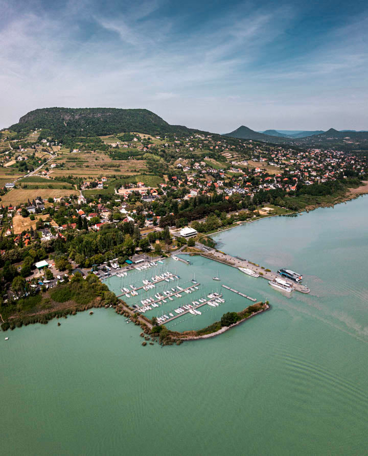 Badacsony kikötője és a Badacsony-hegy légi panorámában