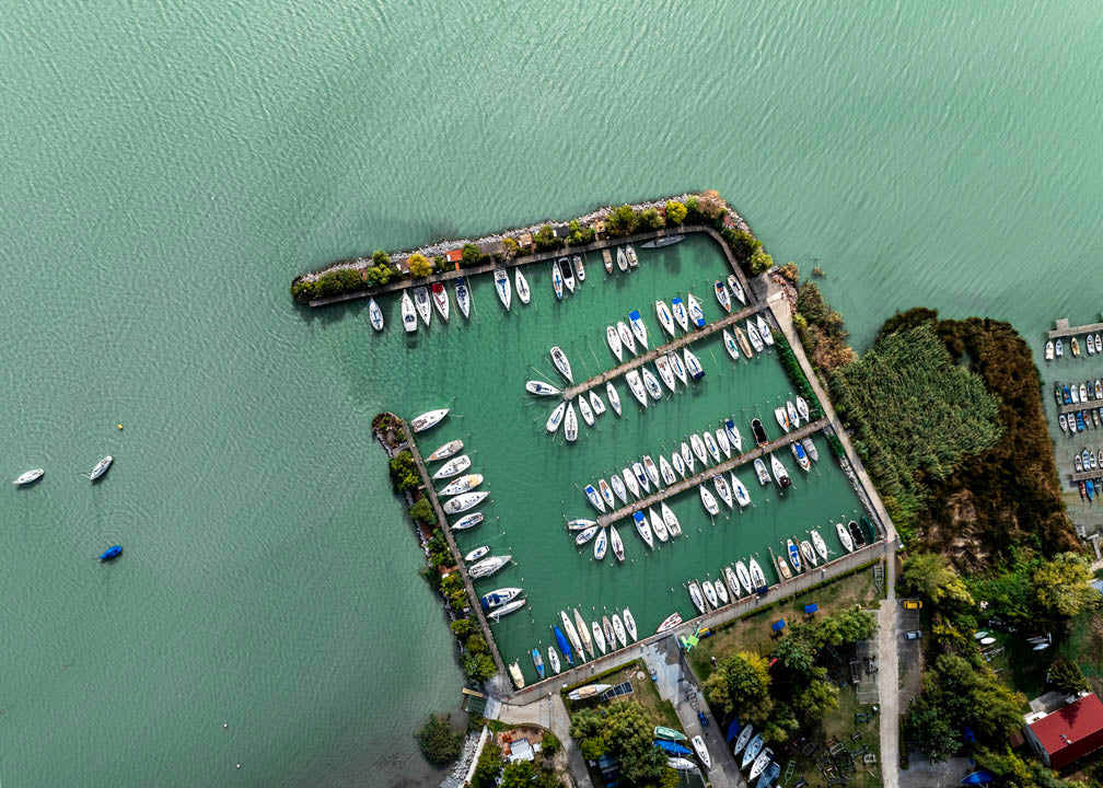 Almádi geometria – felülnézeti drónfotó a balatonalmádi kikötőről