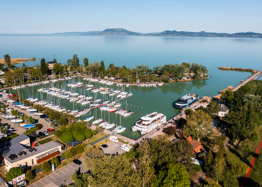 Balatonboglári kikötő és a Badacsony panorámája