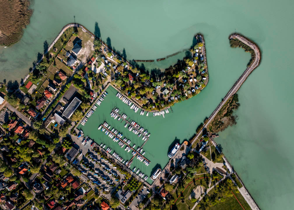 Balatonboglári kikötő és mólók felülnézetből