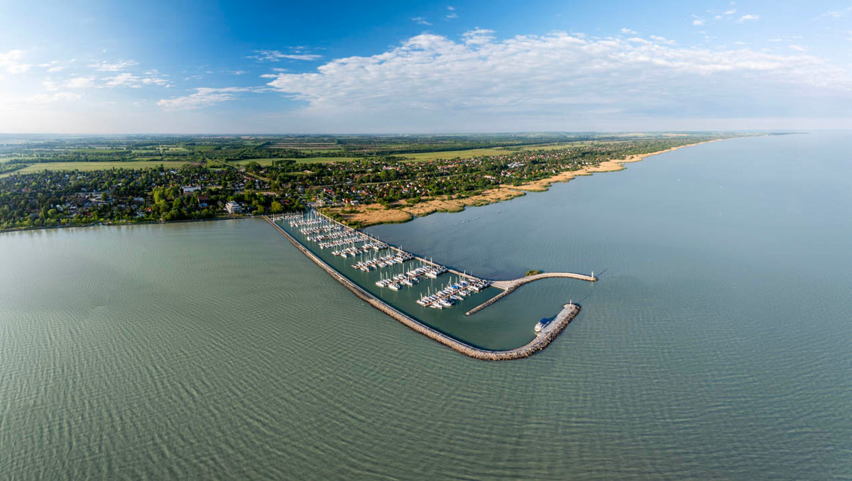 Balatonfenyves és a Balaton panorámája