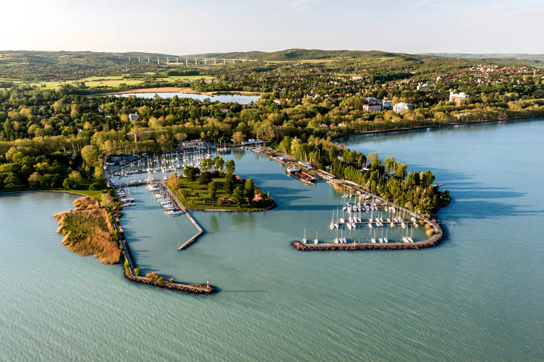 Balatonföldvár kikötője és a város drónfotón