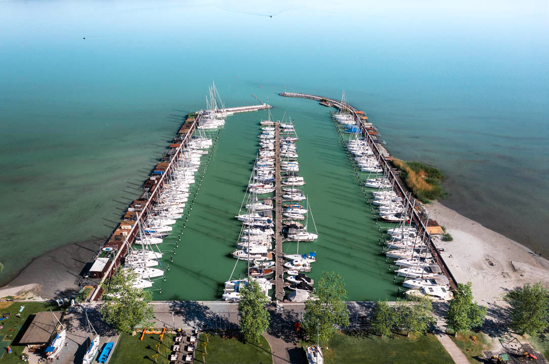 BL YachtClub kikötője drónfotón