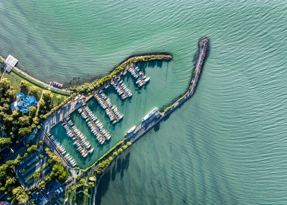 Balatonlelle Vitorláskikötő és a Balaton felülnézetből