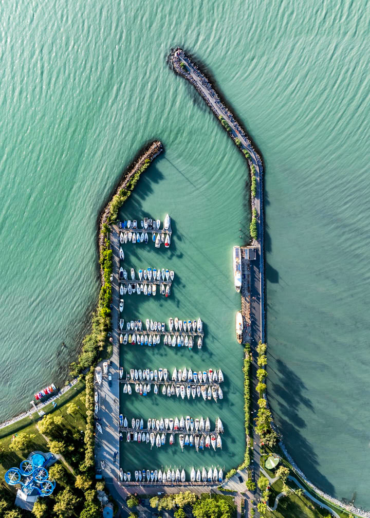 Balatonlelle Vitorláskikötő felülről aranyórában