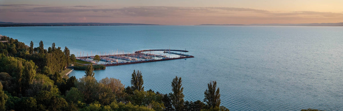 Aliga az esti fényben – KVX Art Balaton