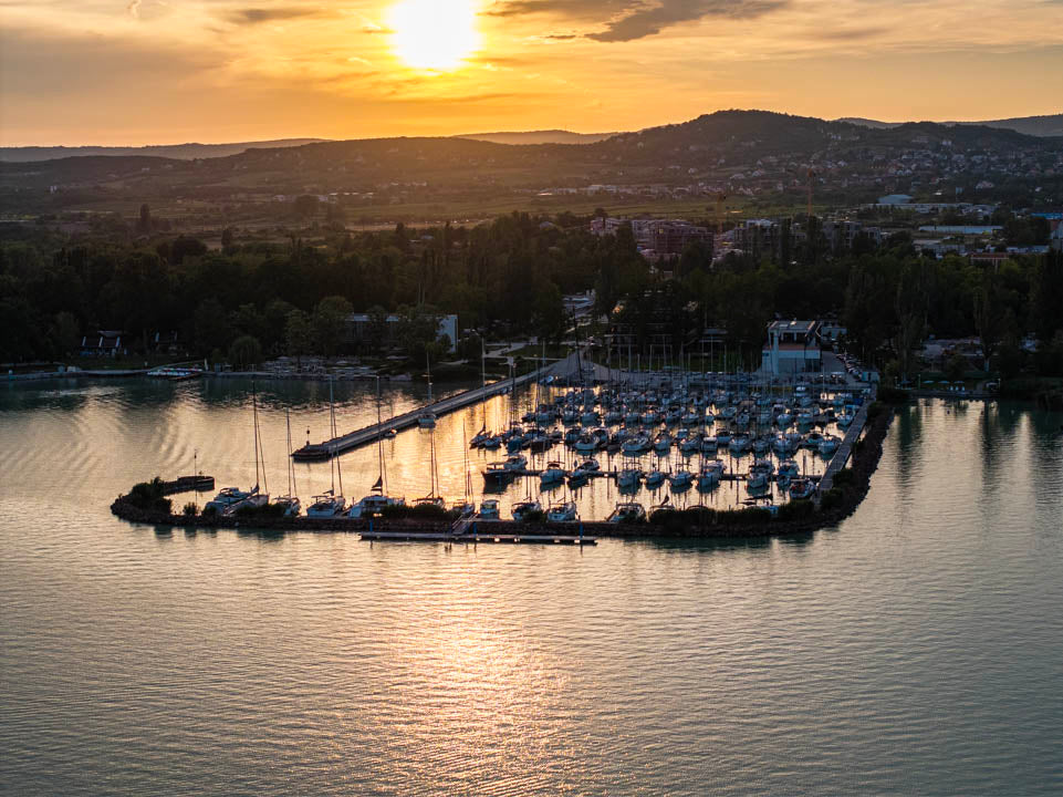 Naplemente a Kékszalag Port felett – esti légifelvétel Balatonfüredről