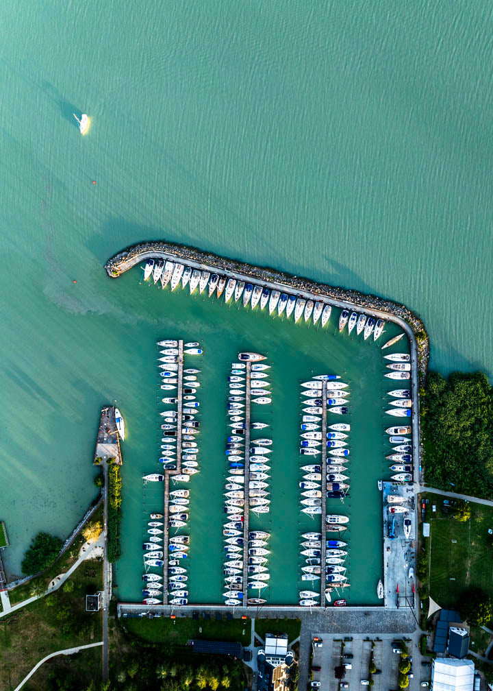 MarinaPort felülről – függőleges drónfotó a balatonkenesei kikötőről