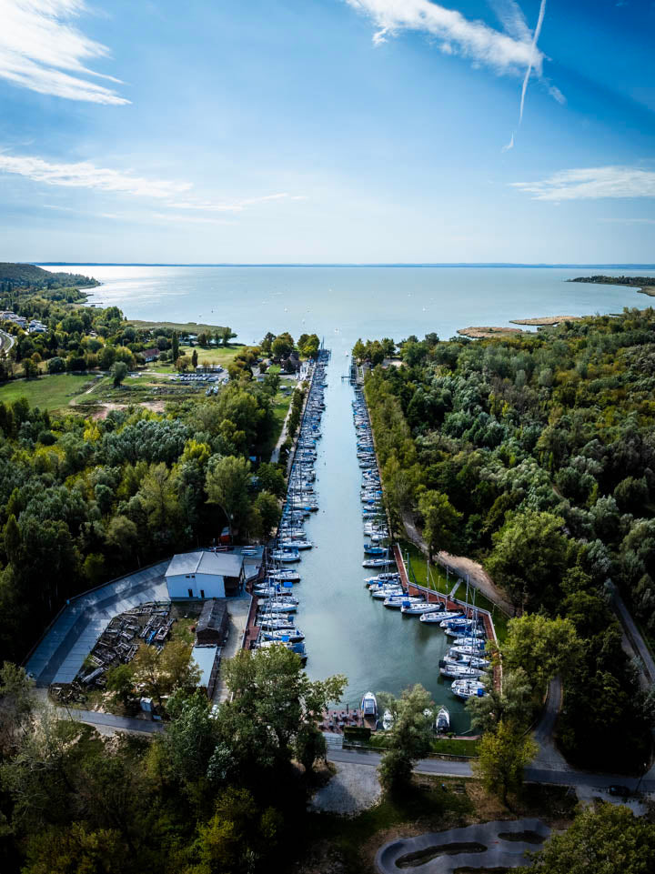 Laguna Port és a Balaton panorámája