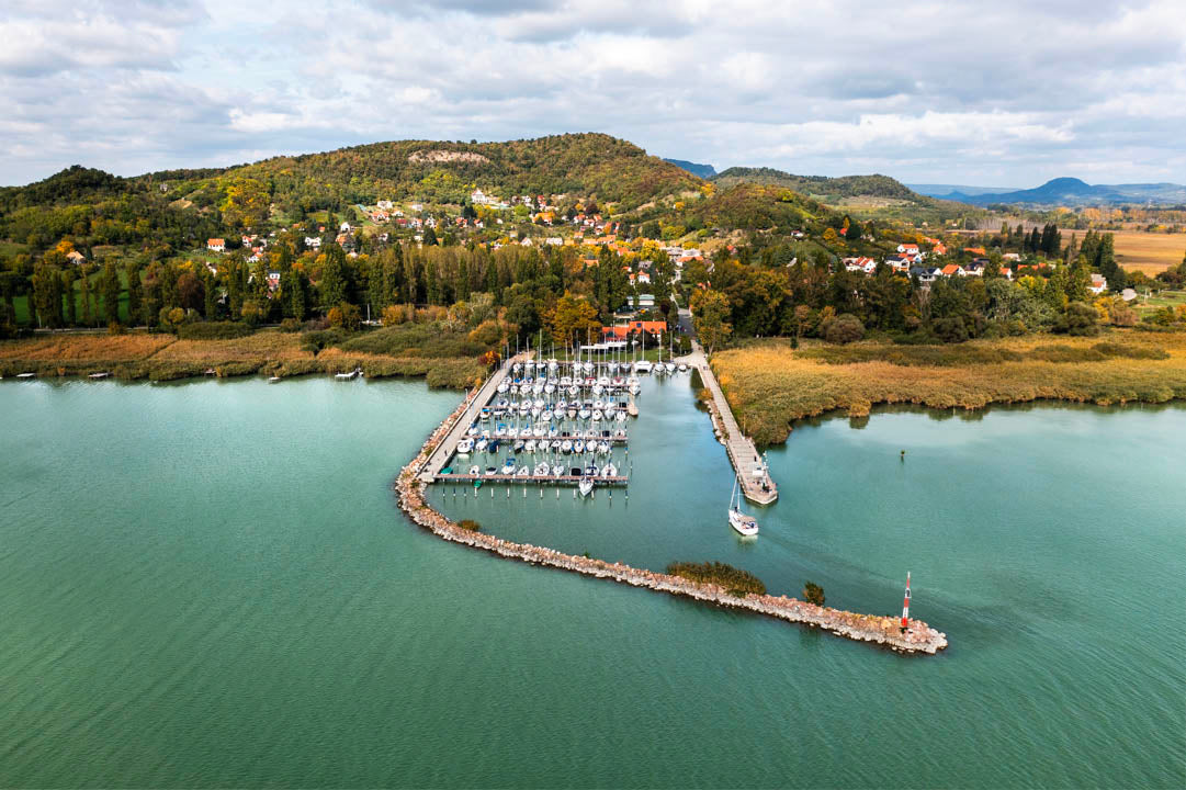 Szigligeti kikötő és a tanúhegyek ősszel, Balaton
