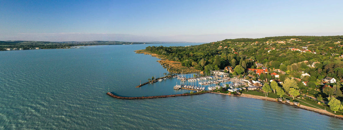 Tihanyi kikötő panorámája aranyórában, Balaton