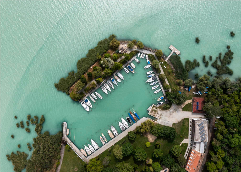 Tihanyi kikötő és a nádas felülnézetből, Balaton