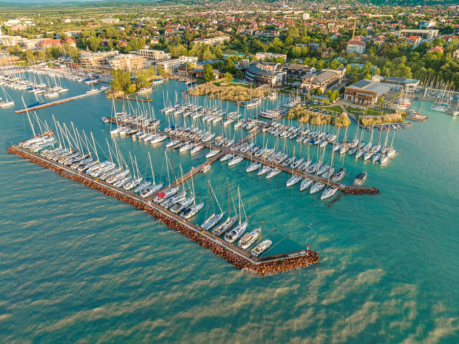 Vitorlás naplementében a Balatonon