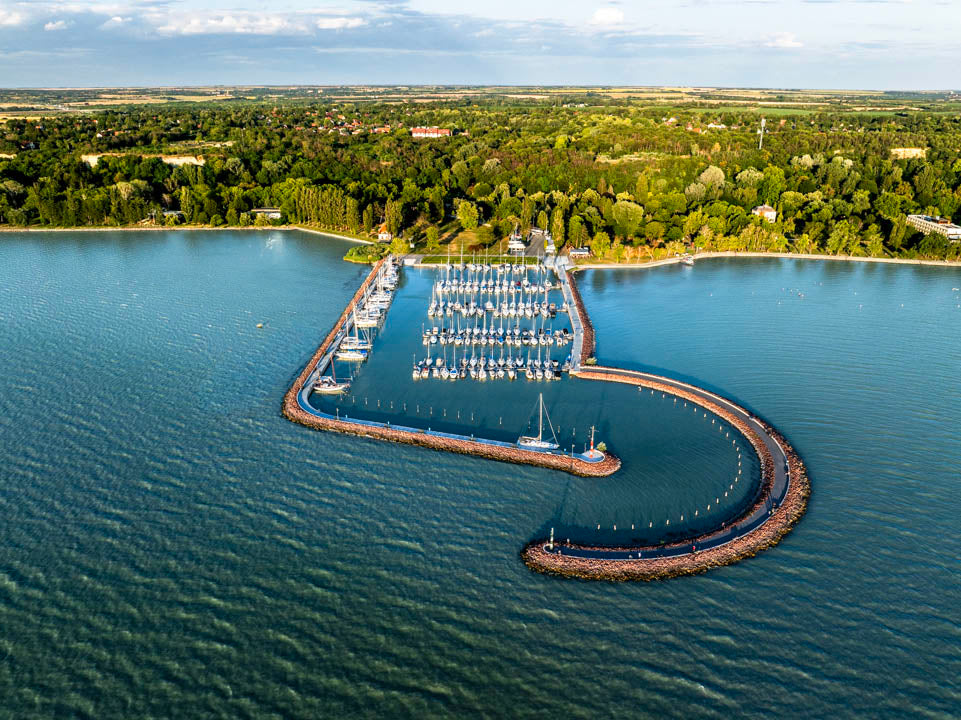 Kikötő a zöld parton – KVX Art Balaton