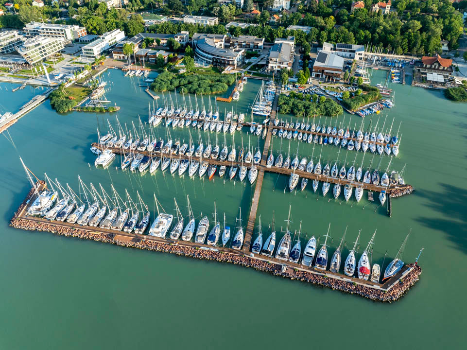 Kikötői ritmus – a Balatonfüredi Yacht Club magasból