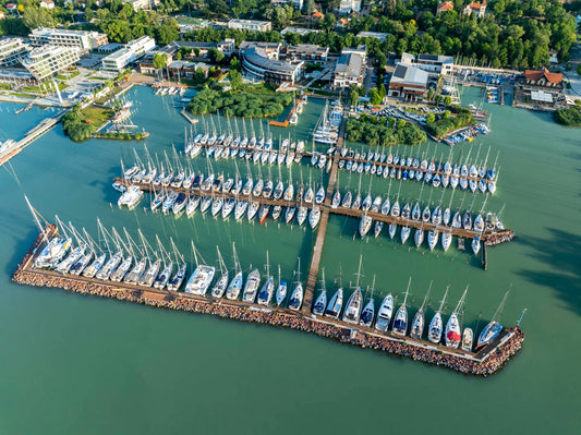 Kikötői ritmus – a Balatonfüredi Yacht Club magasból