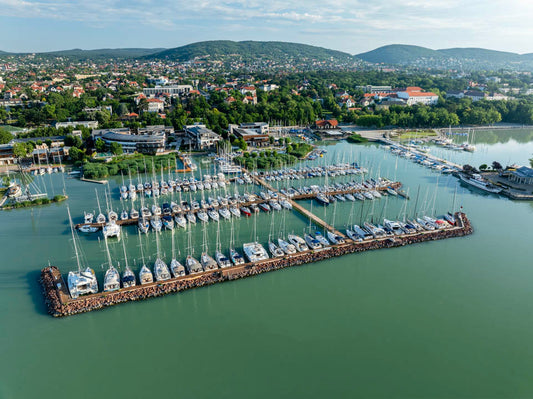 Füredi reggel – légifelvétel a BYC kikötőjéről és Balatonfüredről
