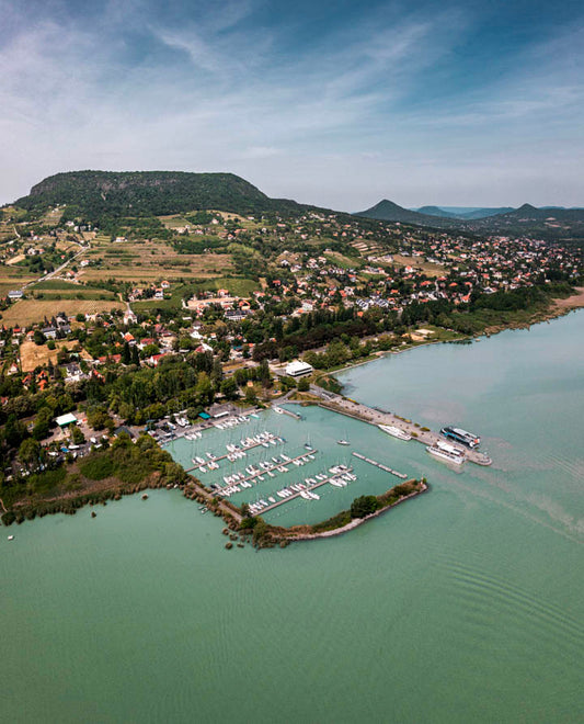 Badacsony kikötője és a Badacsony-hegy légi panorámában
