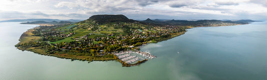 Badacsony-hegy, kikötő és balatoni táj széles panorámában
