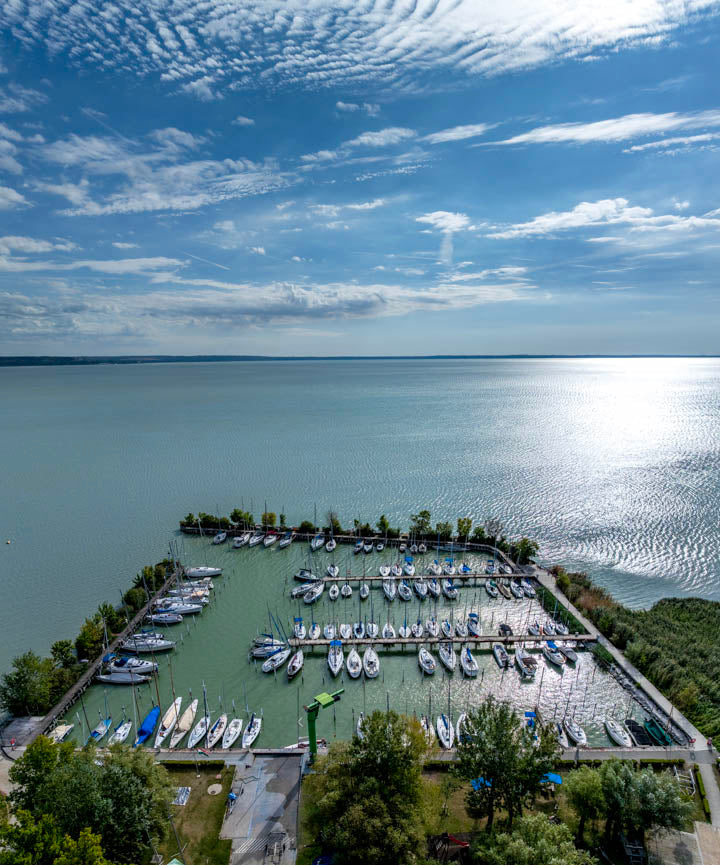 Fény Almádi felett – Balatonalmádi kikötője és a Balaton