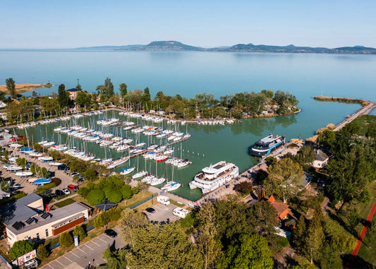 Balatonboglári kikötő és a Badacsony panorámája
