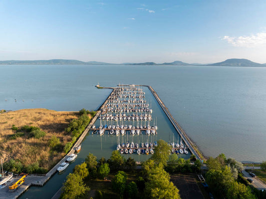 Balatonfenyves vitorláskikötő nappali fényben