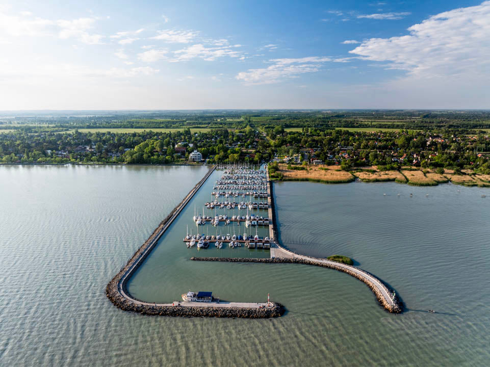 Balatonfenyves vitorláskikötő és a part