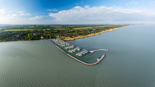 Balatonfenyves és a Balaton panorámája
