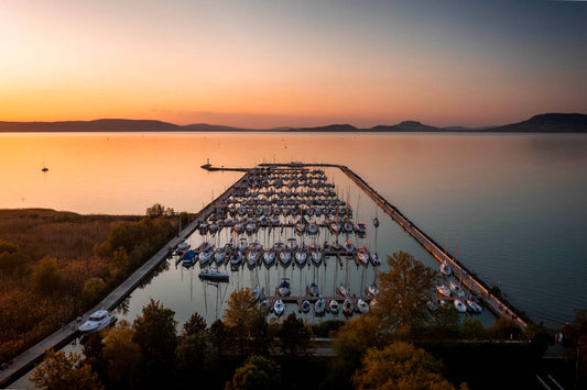 Balatonfenyves vitorláskikötő naplementében