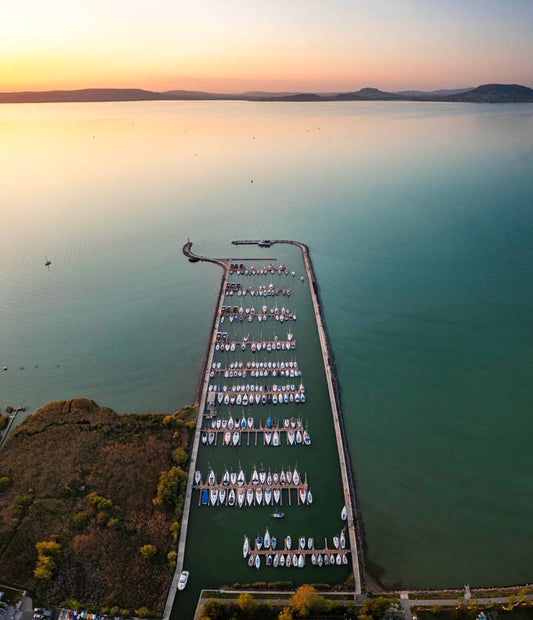 Balatonfenyves kikötője függőleges drónnézetből naplementében