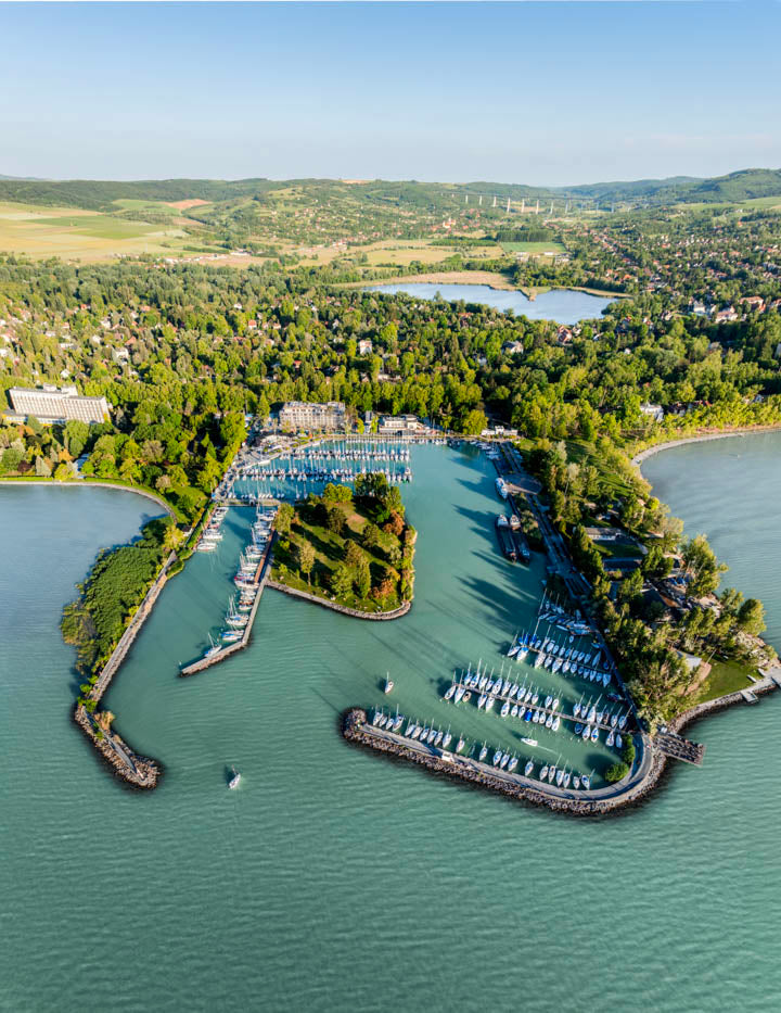 Balatonföldvár kikötője függőleges panorámában