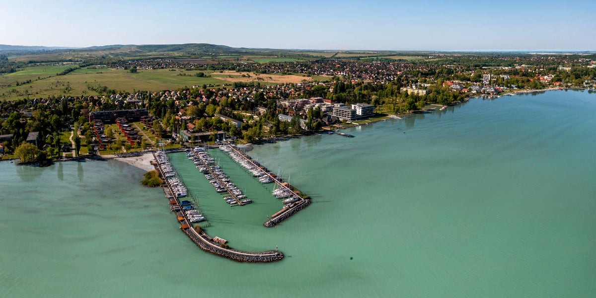 BL YachtClub és Balatonlelle panoráma