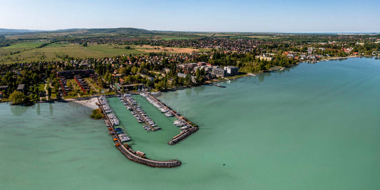 BL YachtClub és Balatonlelle panoráma