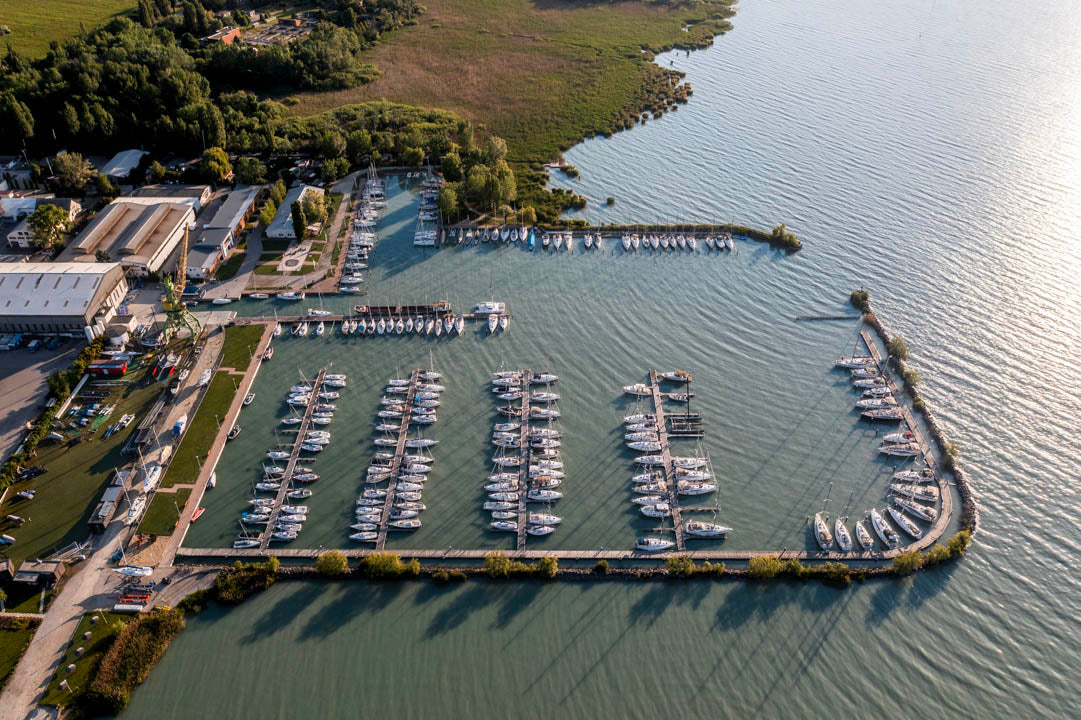 Hajógyári Kikötő íves mólójával, Balatonfüred