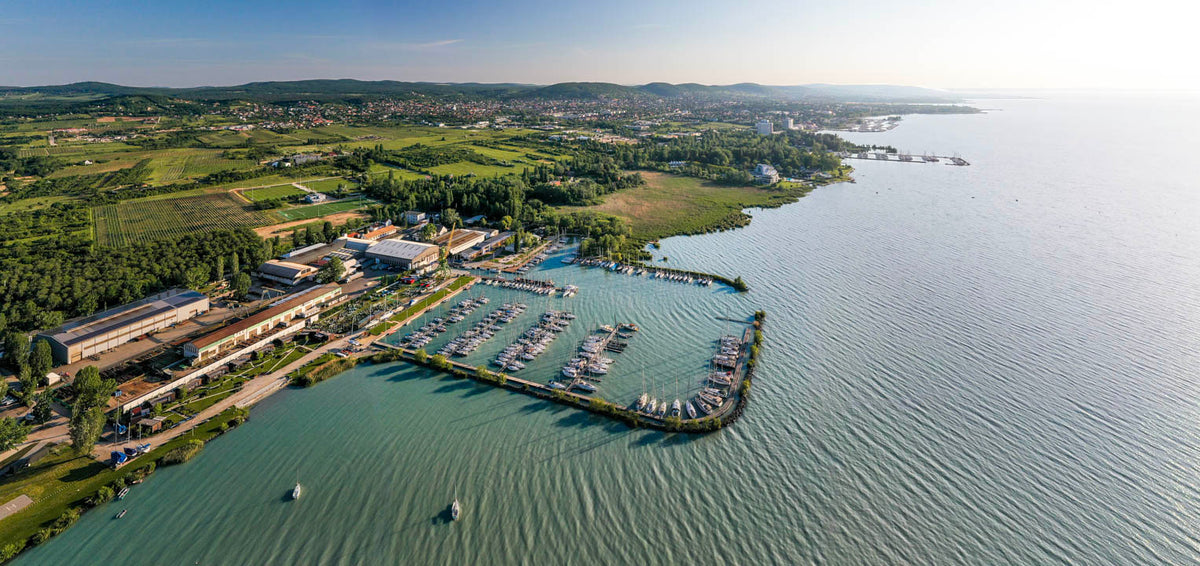 Hajógyári Kikötő széles látképe, Balatonfüred