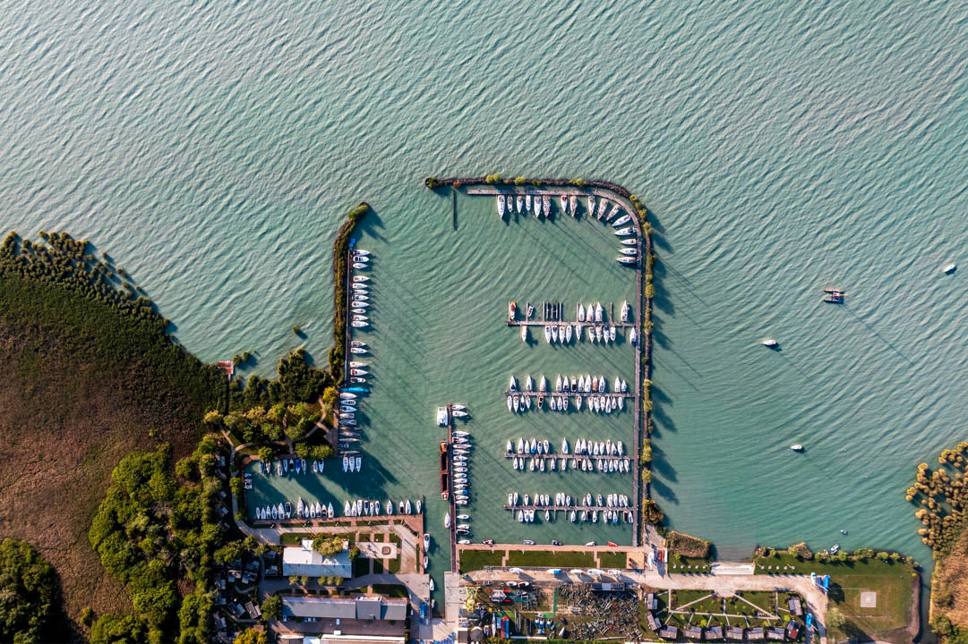 Hajógyári Kikötő szimmetrikus felülnézetben, Balatonfüred