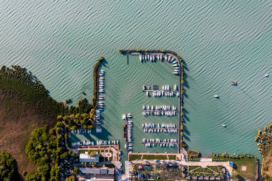 Hajógyári Kikötő szimmetrikus felülnézetben, Balatonfüred
