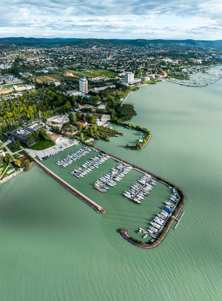 Füred és a Kékszalag Port – álló légifelvétel a városról és a kikötőről