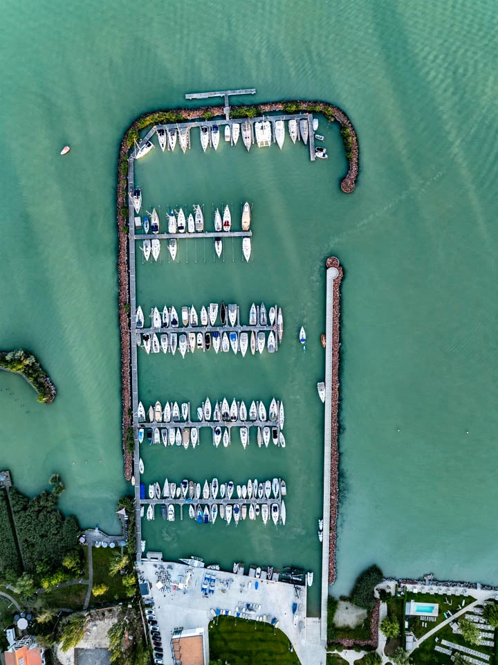Kékszalag Port felülről – függőleges drónfotó a balatonfüredi kikötőről