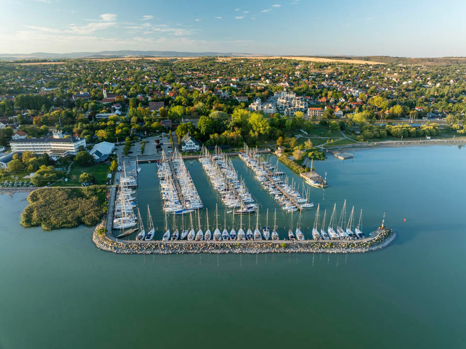 Kenesei rend – Kenese MarinaPort és Balatonkenese légifelvételen