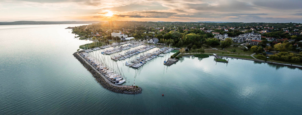 Esti fények MarinaPortnál – panoráma Balatonkenese kikötőjéről