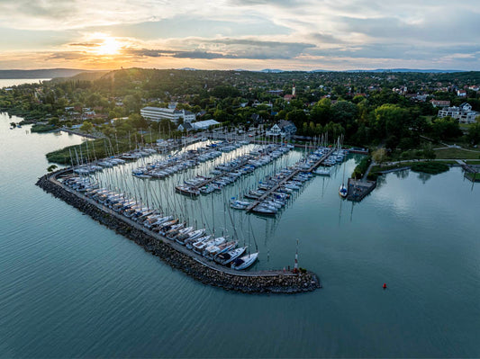 Naplemente Kenese felett – esti drónfotó a Kenese MarinaPort kikötőről