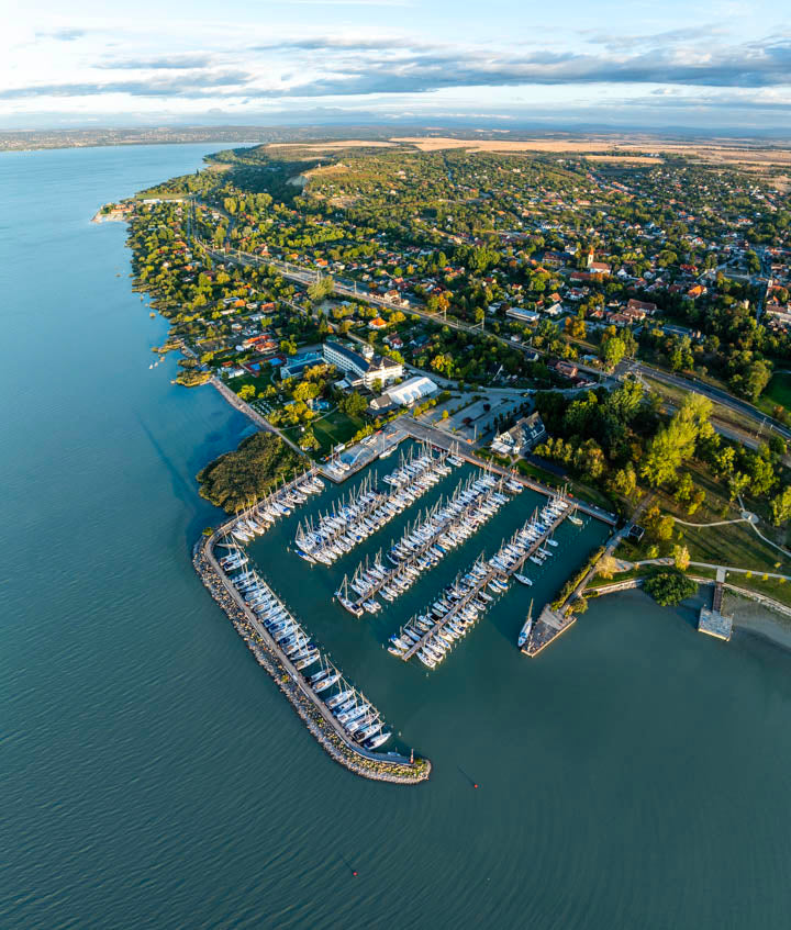 Kenese a magasból – álló légifelvétel a MarinaPort kikötőről és Balatonkeneséről