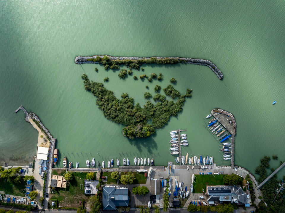 Nádasszigetek – felülnézeti drónfotó a Kereked Port kikötőről