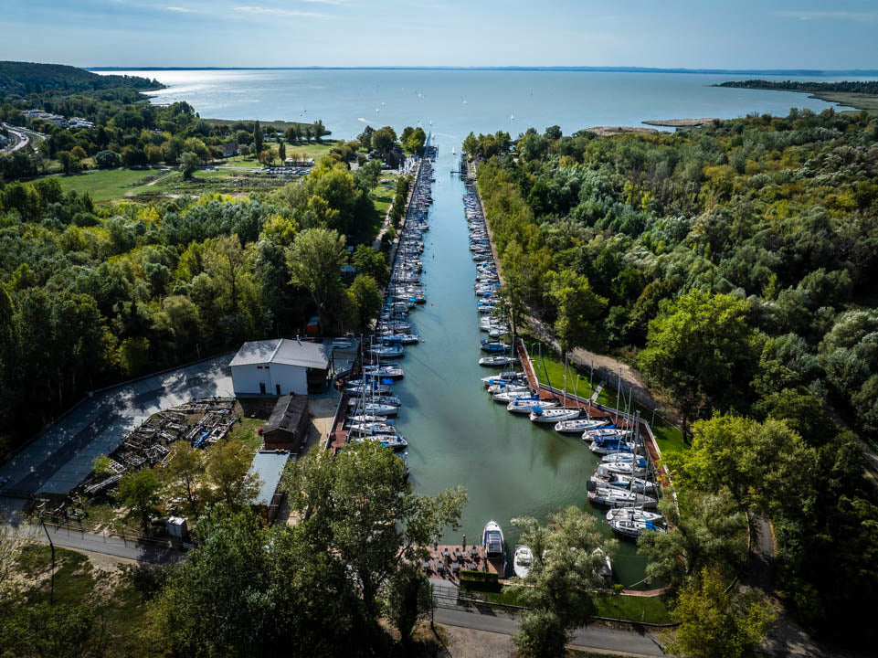 Laguna a nádasok között