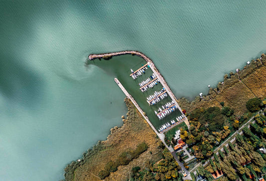 Vitorlások a szigligeti kikötőben a Balaton zöld vizén
