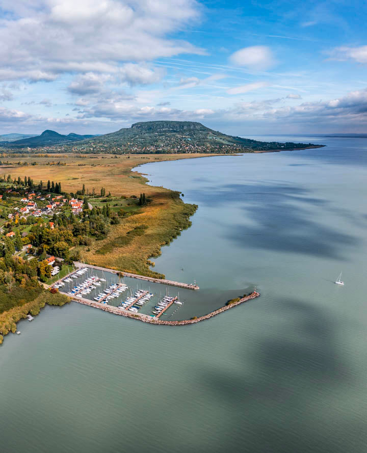 Szigliget kikötője és a Badacsony légi panorámában