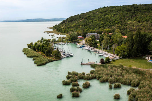 Tihanyi kikötő a félsziget alatt, Balaton