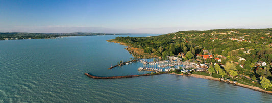 Tihanyi kikötő panorámája aranyórában, Balaton