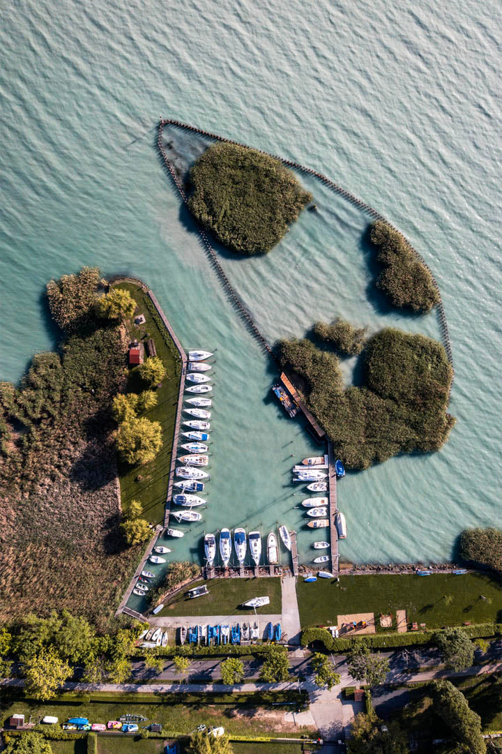 Tihanyi kikötő a nádas szigetei között, Balaton